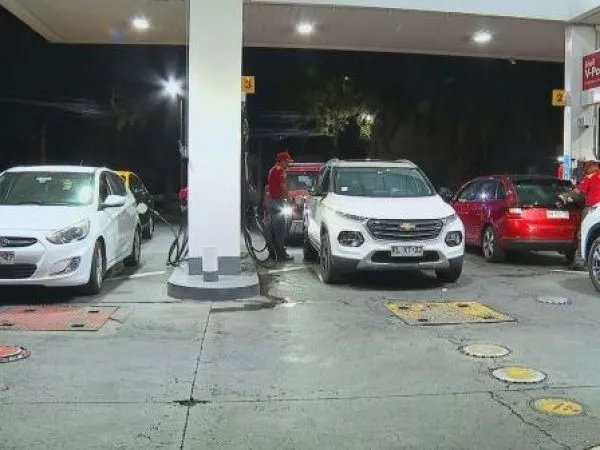 Largas filas en distintas estaciones de servicio