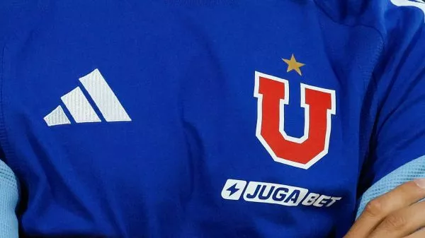 Imagen del símbolo de la Universidad de Chile en una camiseta