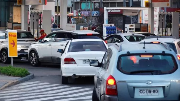 Largas filas de autos buscando bencina