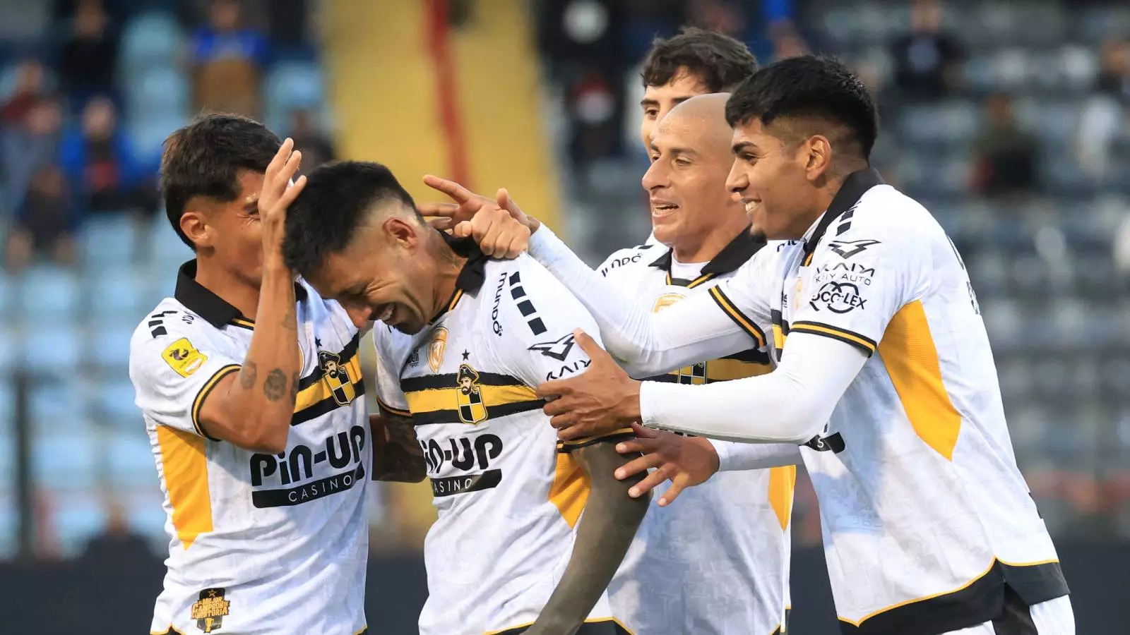 Plantel de Coquimbo Unido celebrando un gol