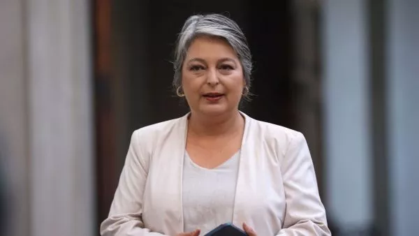 Jeannette Jara apunta contra el Gobierno por alza en bencinas