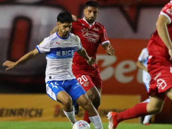 Jugador de Universidad Catolica es fotografiado en disputa del balon ante su rival de Ñublense durante el partido de Primera Division disputado en el estadio Nelson Oyarzun de Chillan