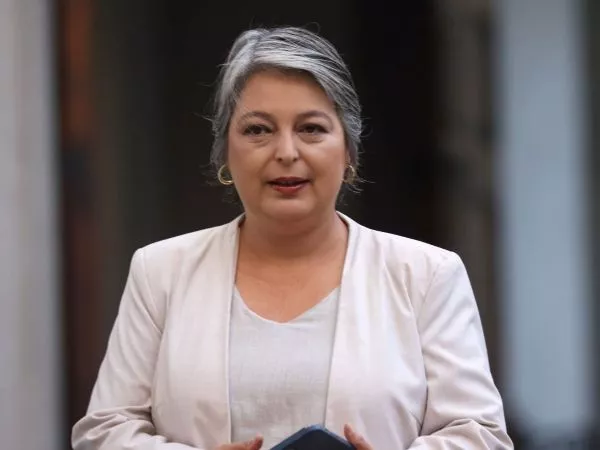 Jeannette Jara apunta contra el Gobierno por alza en bencinas