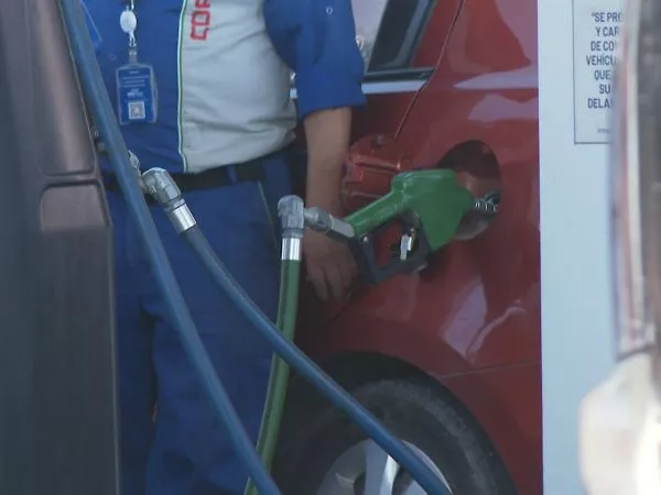 Automovilistas aprovechan de recargar previo al alza de combustibles