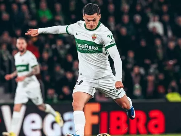 Lucas Cepeda jugando por el Elche de España