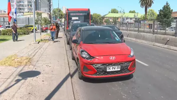 Micro provocó choque en cadena en fila para cargar bencina en Quinta Normal
