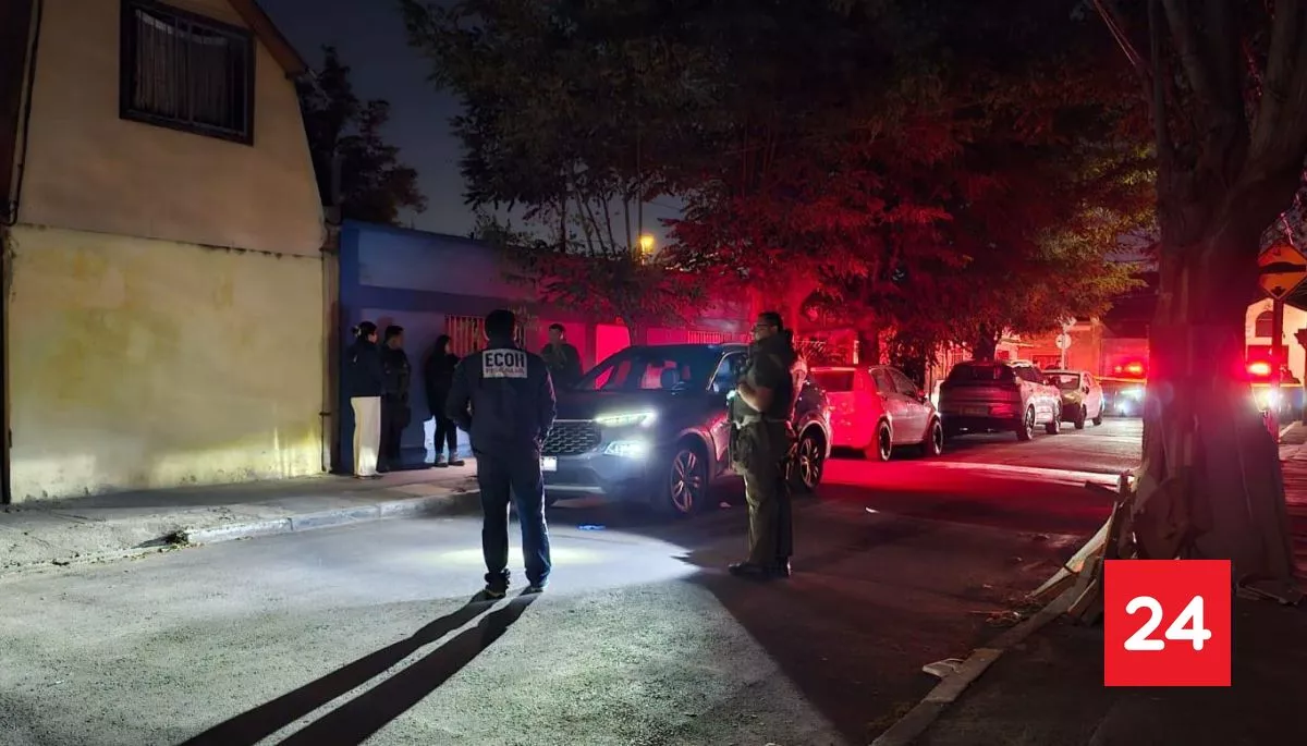 Baleado en la cabeza: joven es hallado muerto dentro de auto en Cerro Navia