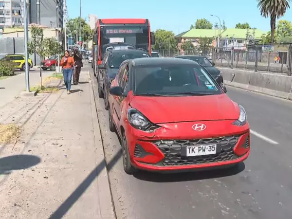 Micro provocó choque en cadena en fila para cargar bencina en Quinta Normal
