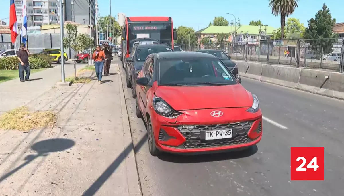 Micro provocó choque en cadena en fila para cargar bencina en Quinta Normal