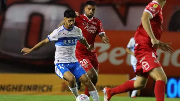 Jugador de Universidad Catolica es fotografiado en disputa del balon ante su rival de Ñublense durante el partido de Primera Division disputado en el estadio Nelson Oyarzun de Chillan