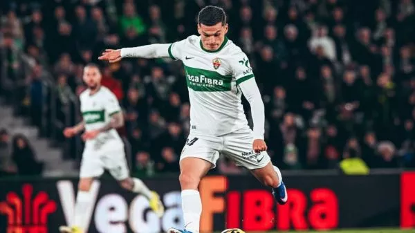 Lucas Cepeda jugando por el Elche de España