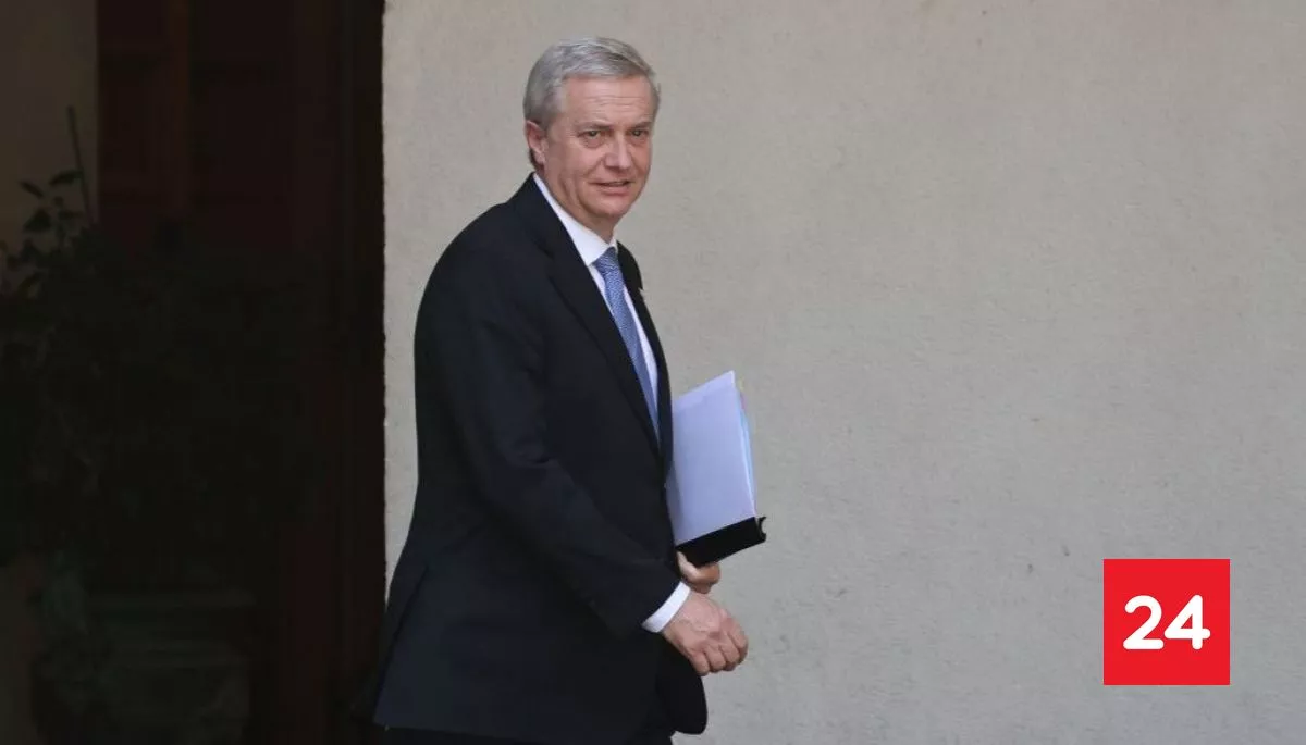 Panel Ciudadano UDD: aprobación presidencial baja a 42% y es superada por primera vez por la desaprobación