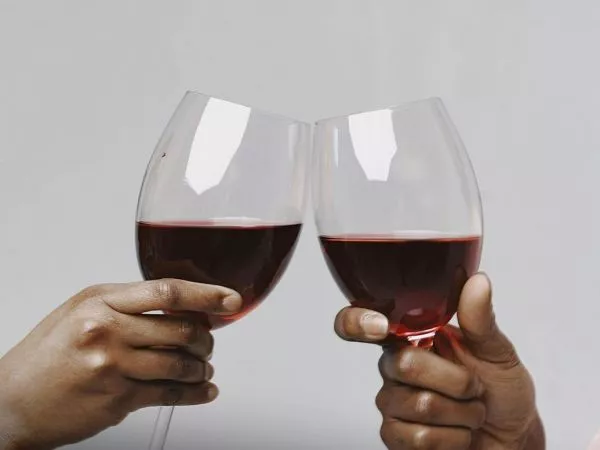 Dos copas de vino.