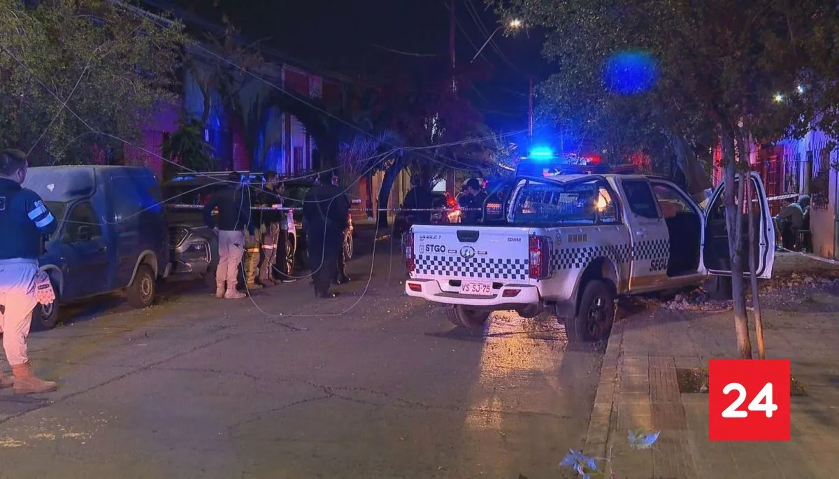 Patrulla municipal colisionó con un árbol tras persecución con motochorros en Santiago: delincuentes huyeron