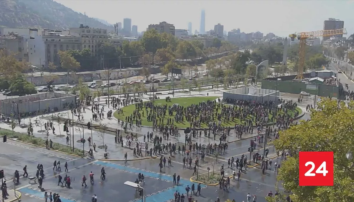 Marcha estudiantil en Santiago: 14 detenidos y querella del Gobierno por agresión a carabineros