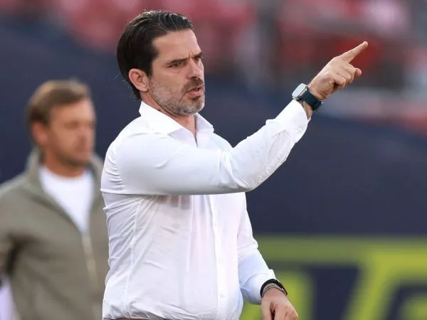 Fernando Gago dirigiendo a la Universidad de Chile