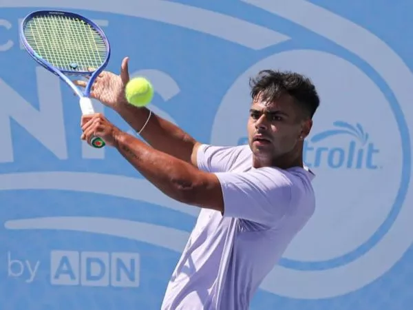 Diego Ortiz disputando un partido de tenis