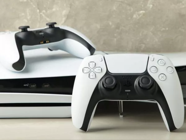Consola PlayStation 5 con su control