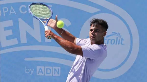 Diego Ortiz disputando un partido de tenis