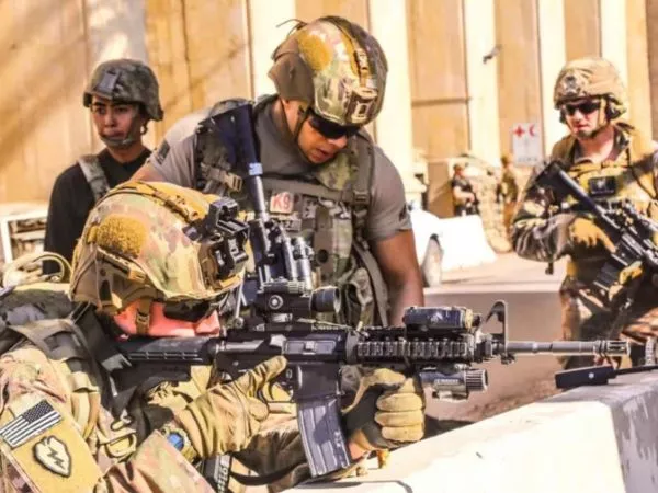 Soldados estadounidenses frente a la Embajada norteamericana en Bagdad