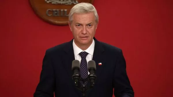 Presidente Kast bajó su aprobación tras alzas de bencinas