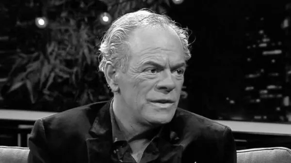 Eduardo Cruz Johnson siendo entrevistado en TVN