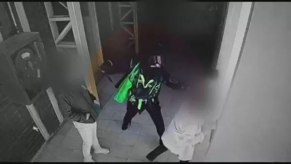 El momento en que estudiante atacó a inspectoras en colegio de Calama.