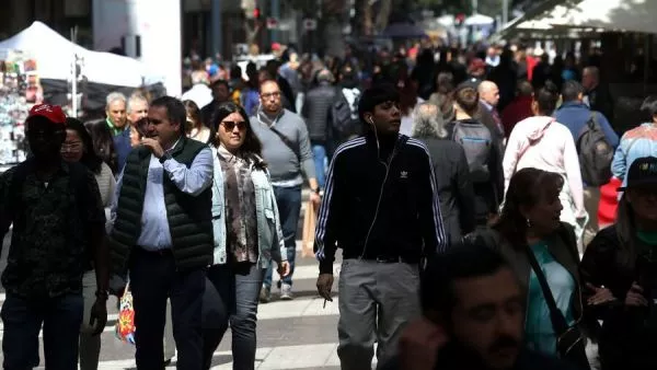 Alza en mujeres: Desempleo en trimestre diciembre - febrero llega al 8,3%