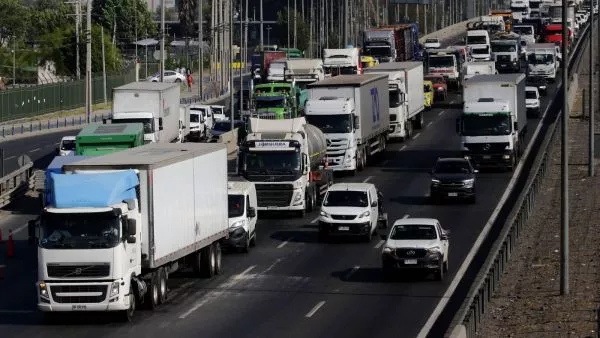 Gremio de camioneros descarta paro por alza en el precio de los combustibles