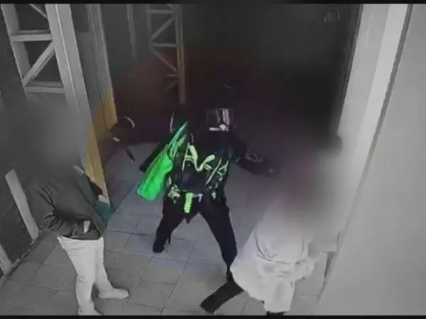 El momento en que estudiante atacó a inspectoras en colegio de Calama.