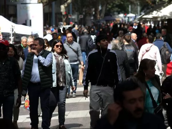 Alza en mujeres: Desempleo en trimestre diciembre - febrero llega al 8,3%