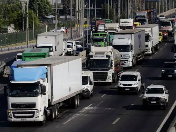 Gremio de camioneros descarta paro por alza en el precio de los combustibles
