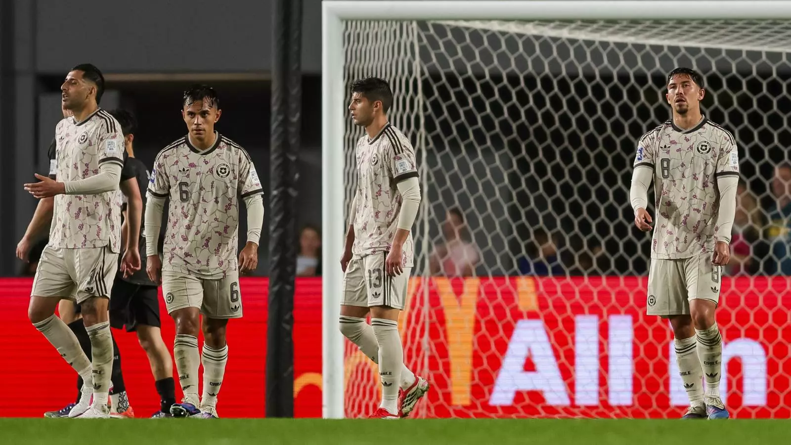 Plantel de la Selección Chilena lamentándose derrota frente a Nueva Zelanda