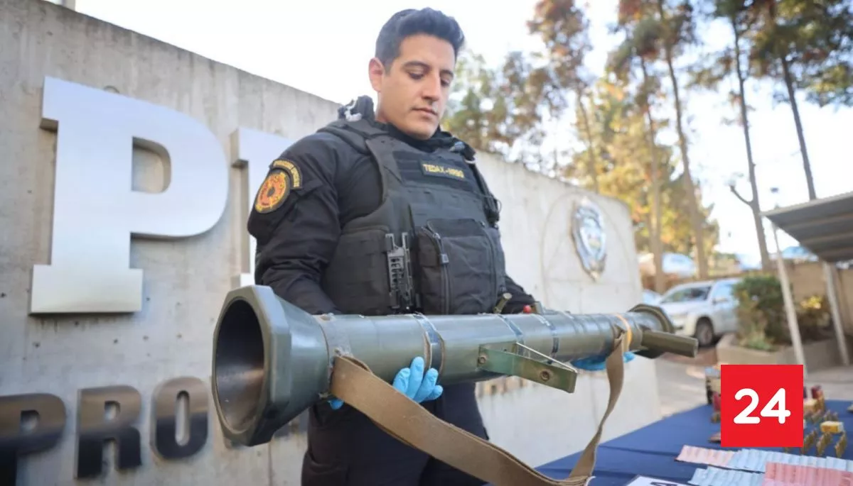 #Regiones 

Lanzacohetes para atacar búnkeres: cae banda narco con gran armamento 

Más detalles ⬇️