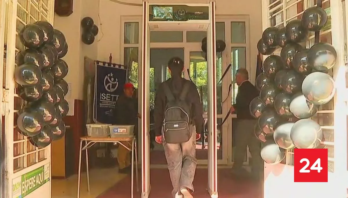 Inauguran nuevos pórticos detectores de metales en colegios de Temuco