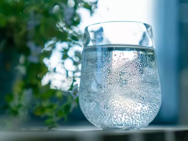 Vaso de agua con gas
