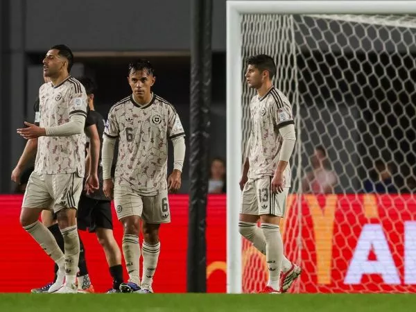 Plantel de la Selección Chilena lamentándose derrota frente a Nueva Zelanda