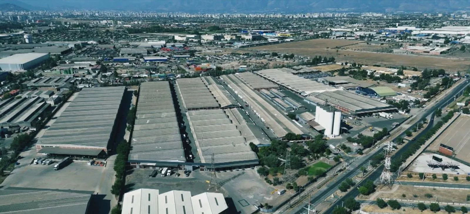 Vecinos en peligro: fiscalizan y clausuran bodegas irregulares