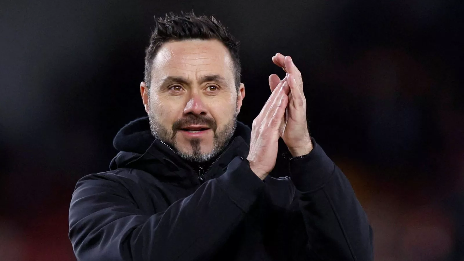 Roberto De Zerbi aplaudiendo tras un partido que dirigió