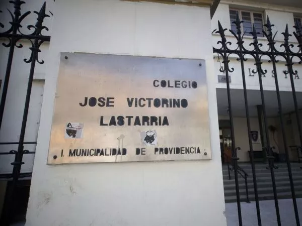 Alumno lanza bomba molotov contra inspectoría y genera incendio en Liceo Lastarria