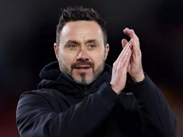 Roberto De Zerbi aplaudiendo tras un partido que dirigió