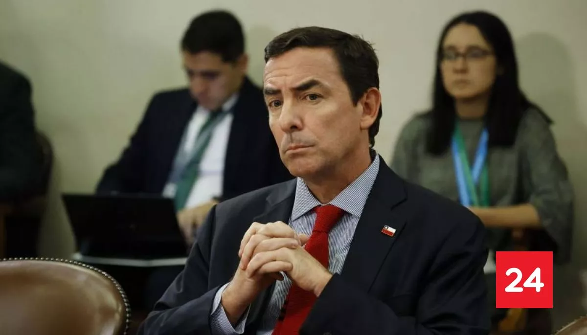 #Nacional 

Ministro Rabat descarta motivos políticos en desvinculaciones: “El Plan de Búsqueda va a continuar” 

Más detalles ⬇