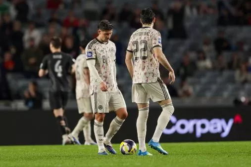 Felipe Loyola cabizbajo junto a Ben Brereton