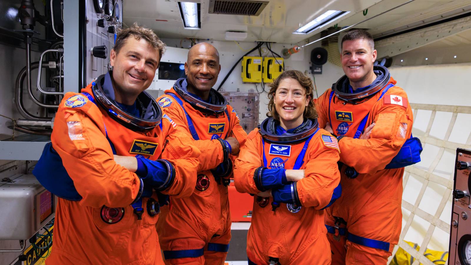 Los astronautas de la NASA del programa Artemis II (de izquierda a derecha), Reid Wiseman, Victor Glover y Christina Koch, y el astronauta de la CSA (Agencia Espacial Canadiense), Jeremy Hansen,