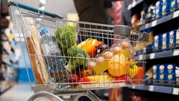 Carro de supermercado. Semana Santa