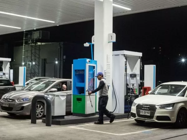 Peñalolén ofrece descuentos de hasta $30 por litro en bencina para sus vecinos