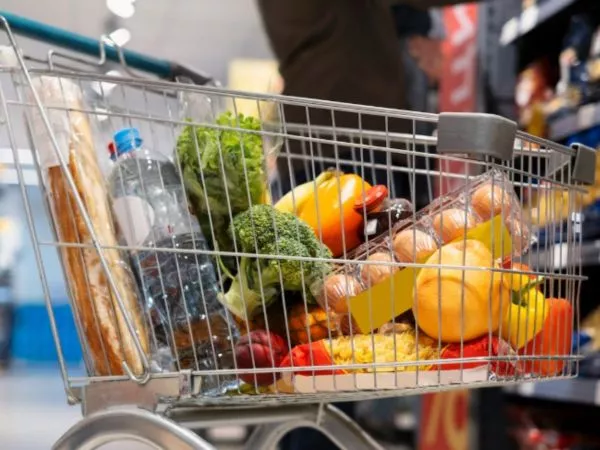 Carro de supermercado. Semana Santa