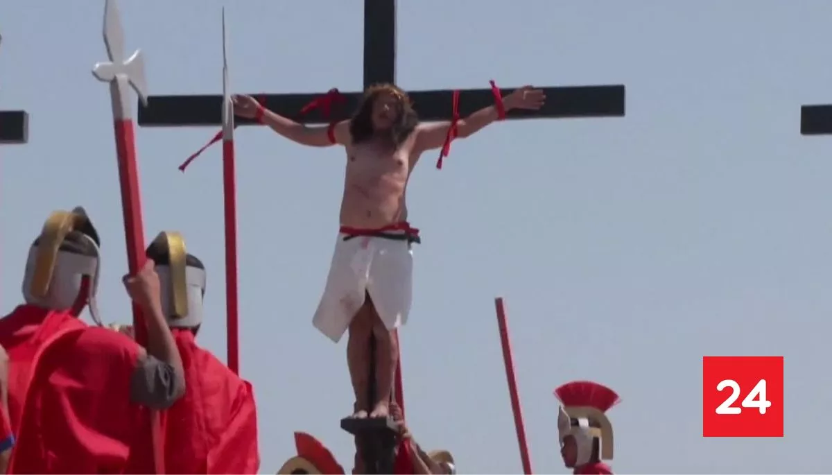 Hombre se crucificó con clavos de 5 centímetros en recreación de Viernes Santo en Filipinas