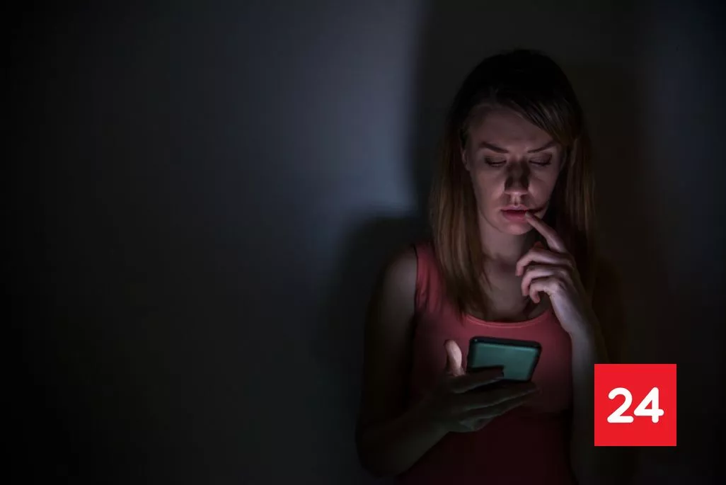 1 de cada 8 mujeres en Chile ha encontrado apps de monitoreo en su celular