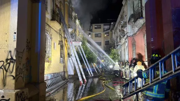 Mujer se lanza desde tercer piso y cae sobre carabinero: